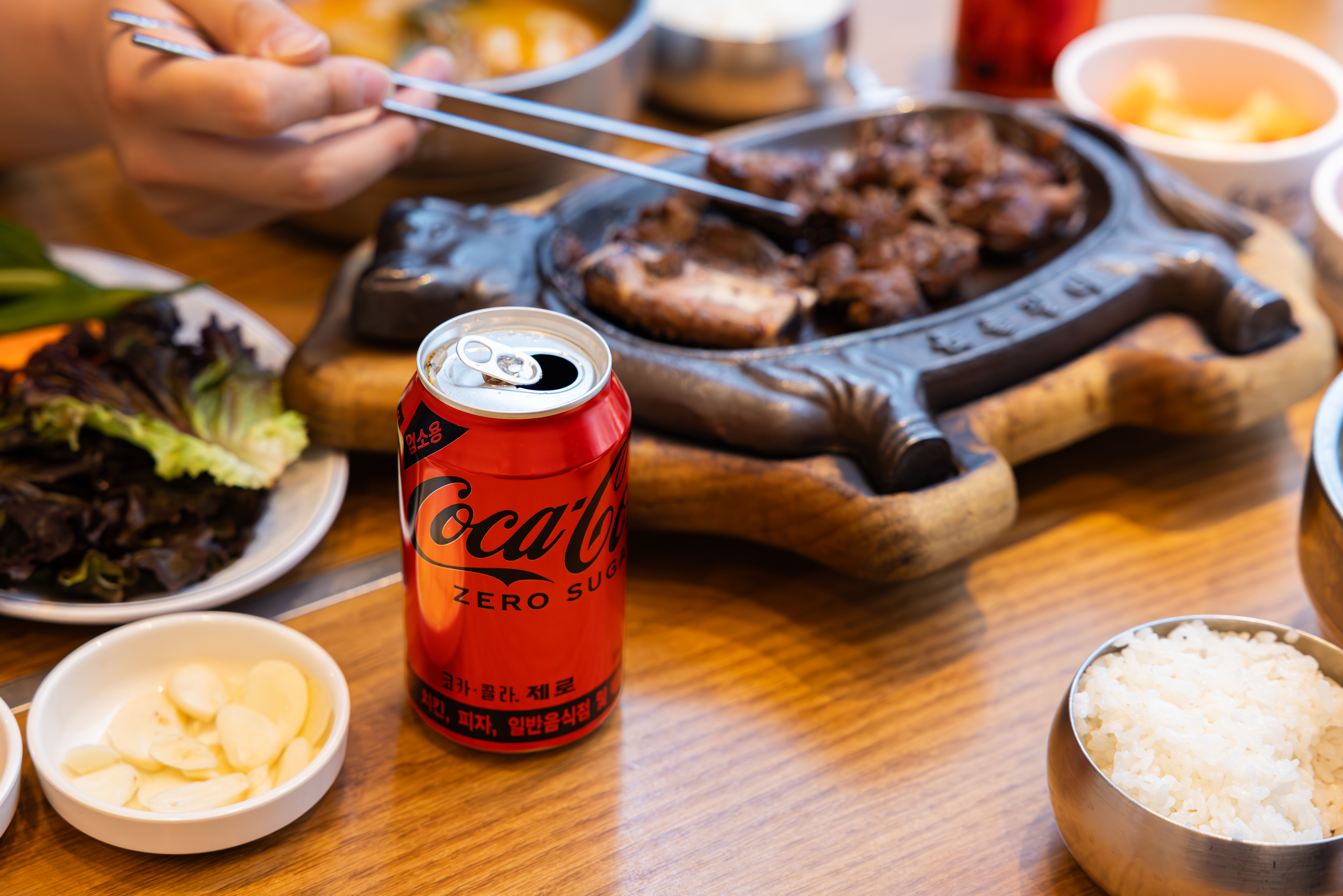 장수갈비집본가의 대표 메뉴들과 코카-콜라 제로를 즐기고 있는 사진