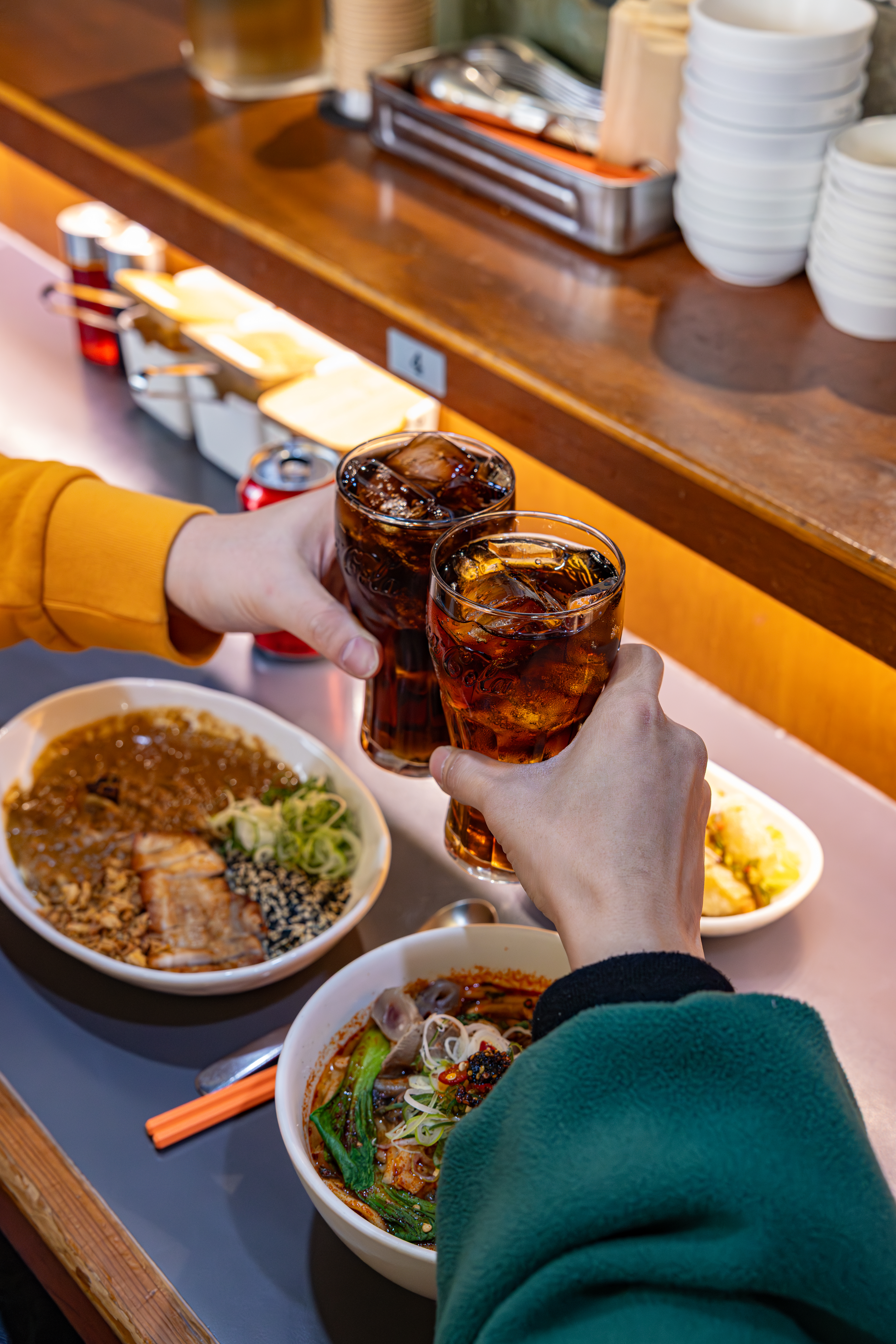 레드리본 맛집 '정육면체'의 대표메뉴, 홍탕 우육면, 깨부수면, 초유린기를 코카-콜라 제로와 함께 즐기고 있다.