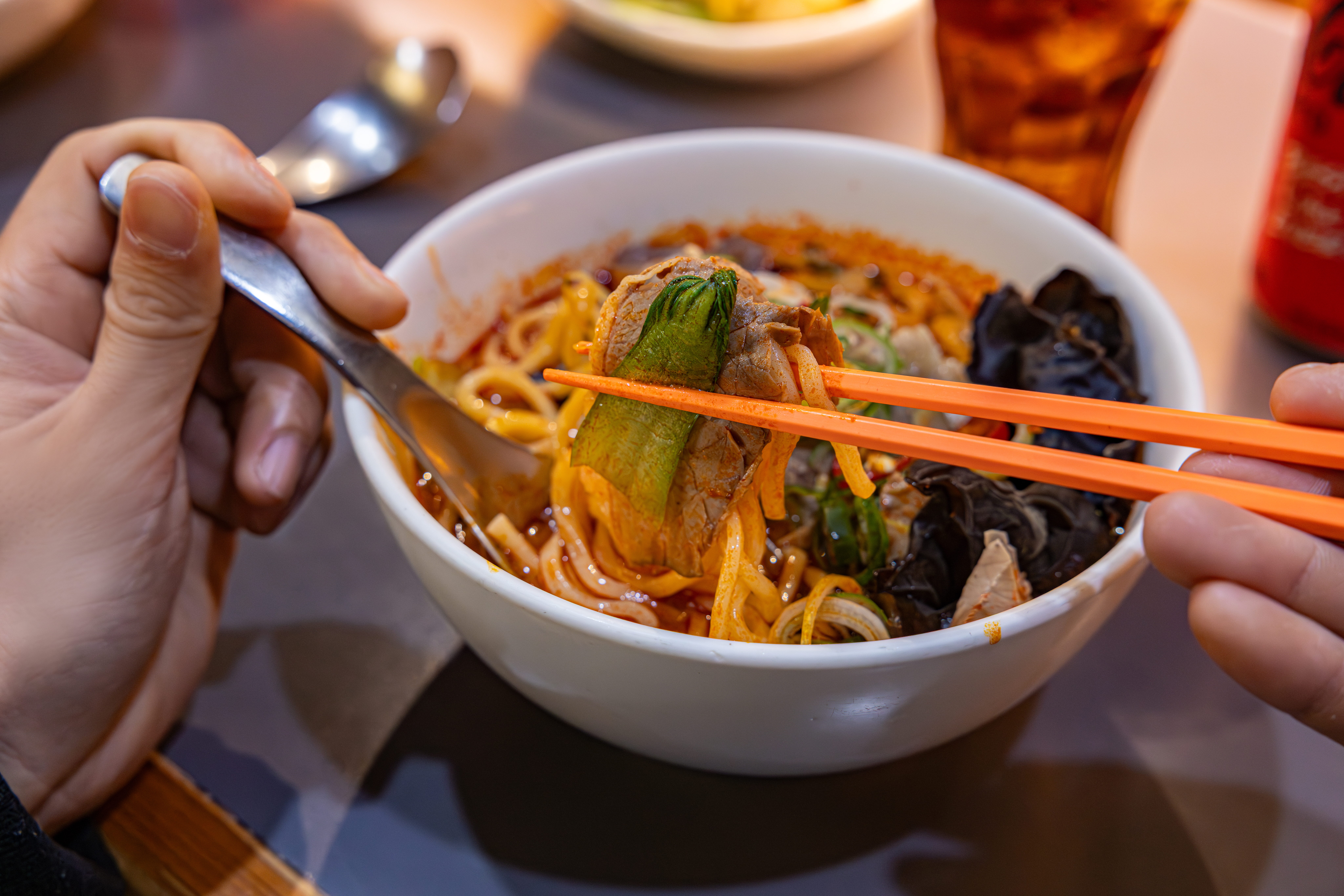 레드리본 맛집 '정육면체'의 대표메뉴, 홍탕 우육면을 코카-콜라 제로와 함께 즐기고 있다.