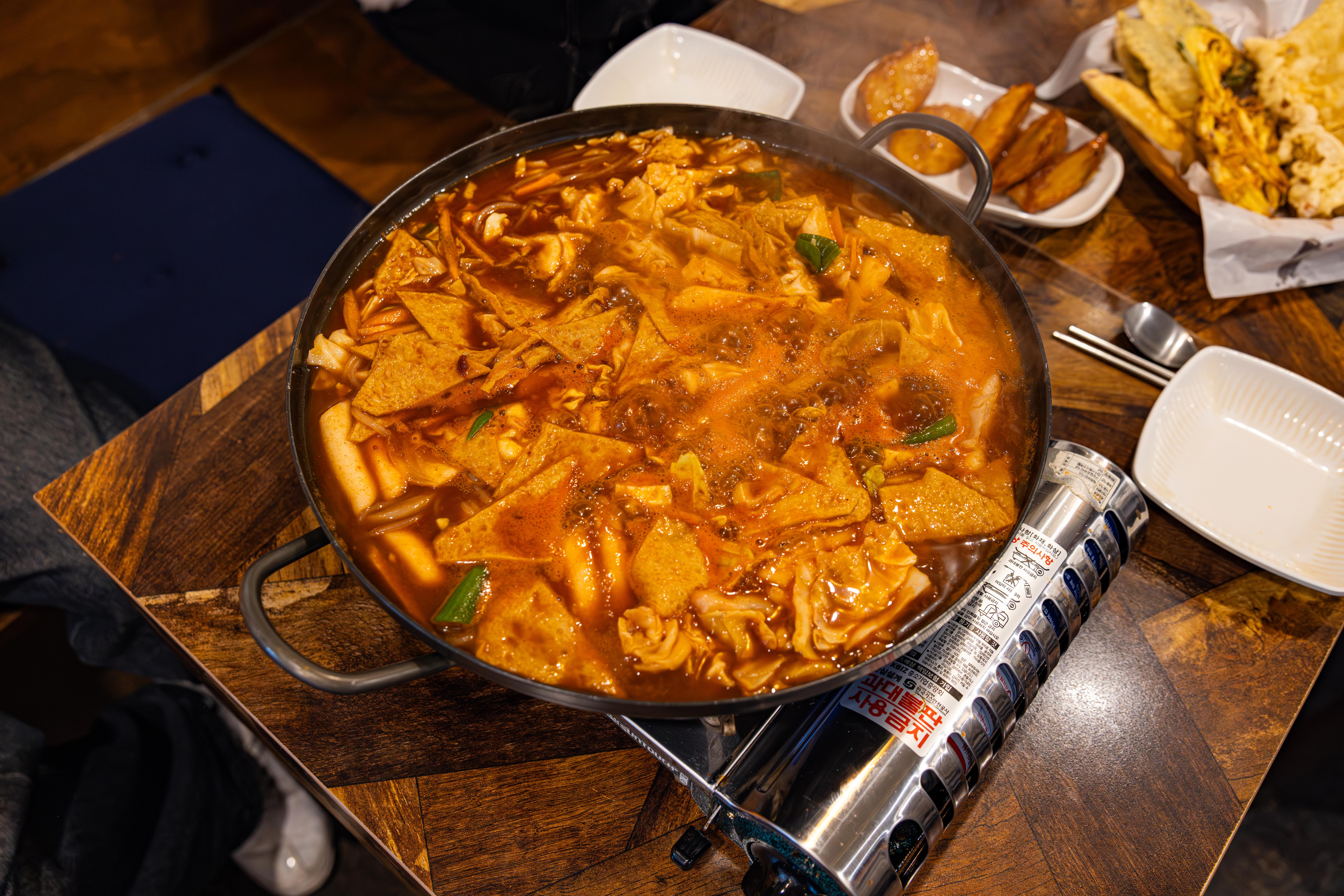 레드리본 맛집 '오리지날분식'의 대표메뉴, 즉석떡볶이와 튀김을 코카-콜라 제로와 함께 즐기고 있다.