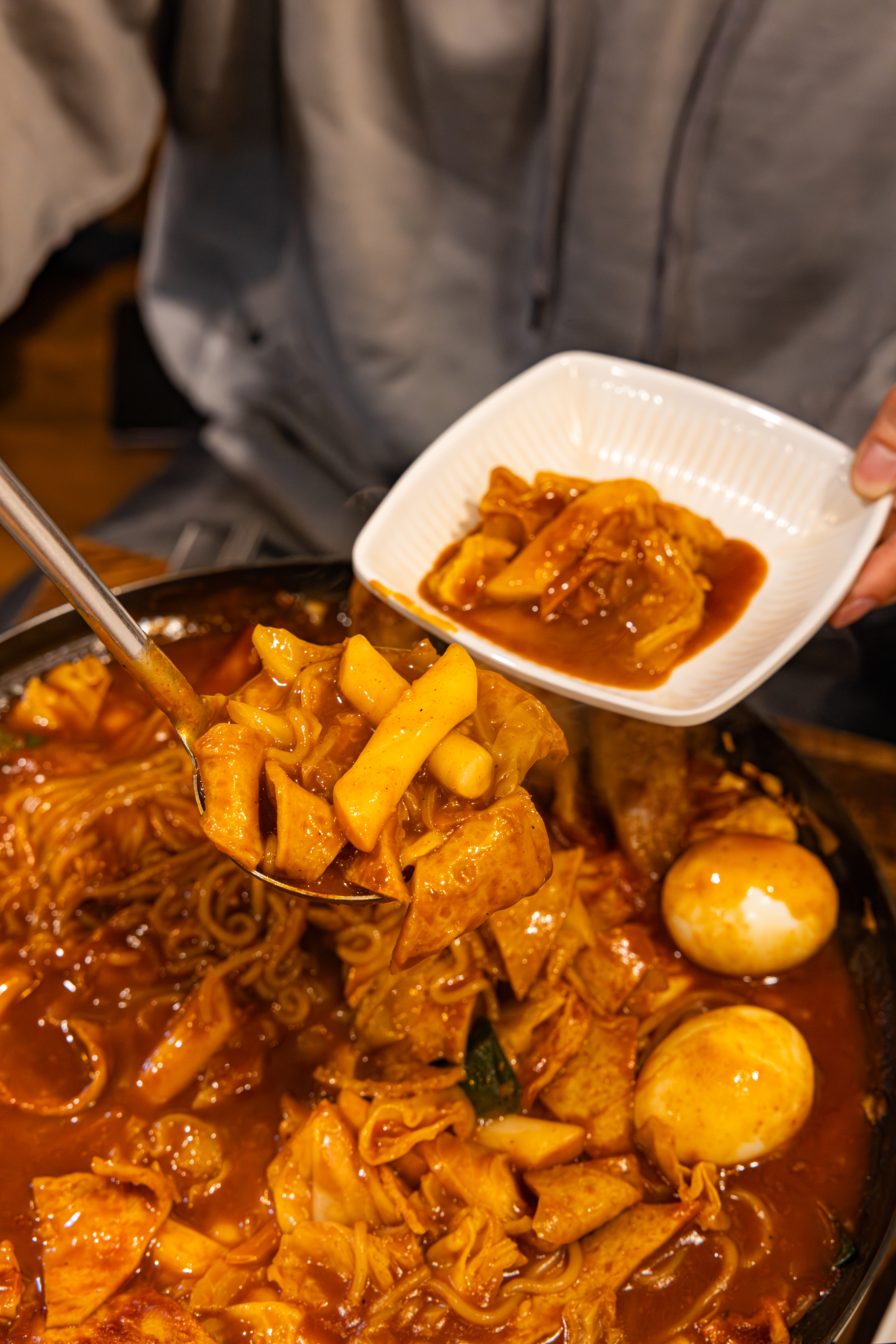 레드리본 맛집 '오리지날분식'의 대표메뉴, 즉석떡볶이를 코카-콜라 제로와 함께 즐기고 있다.
