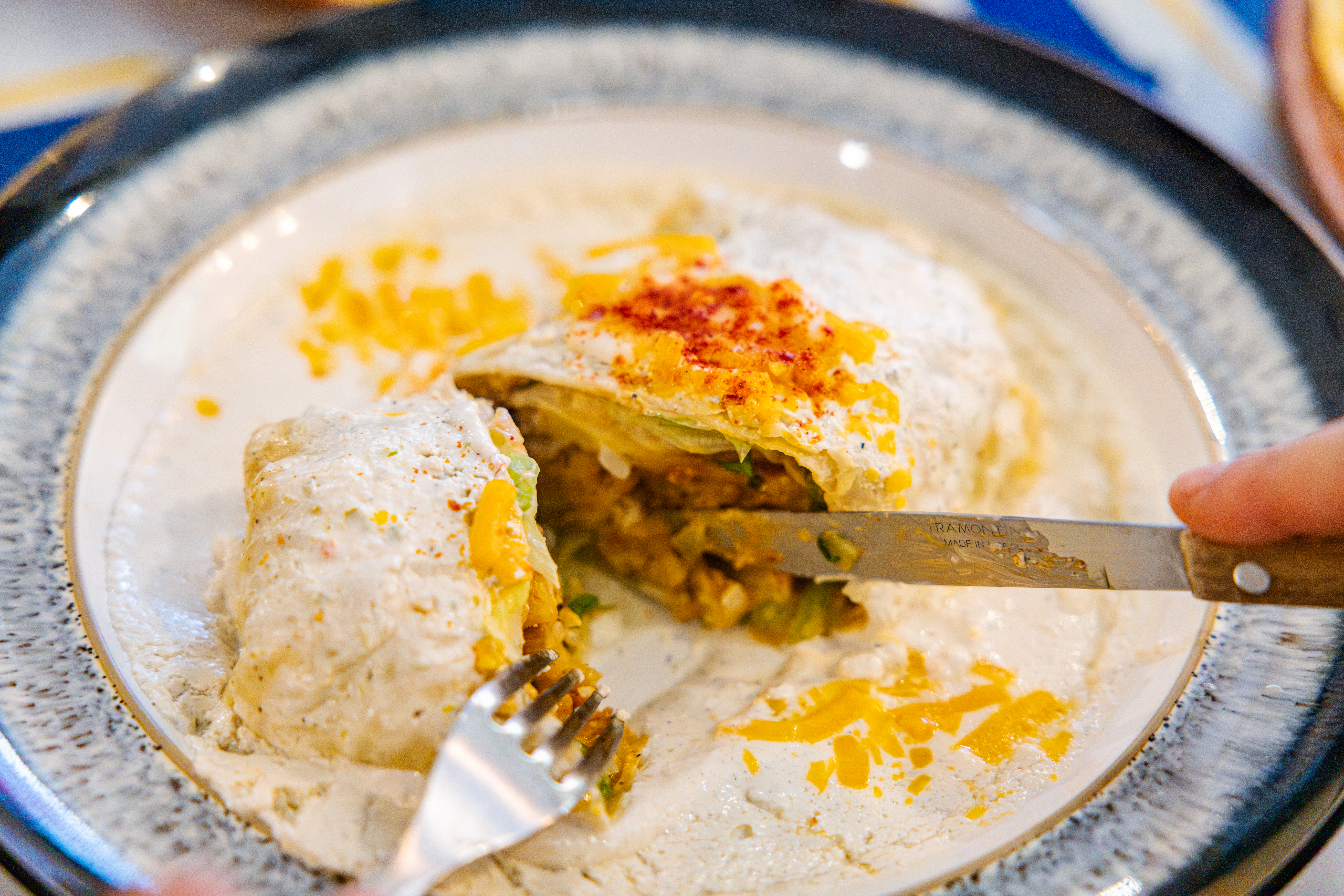 레드리본 맛집 '비아메렝게'의 대표메뉴, 엔칠라다를 코카-콜라 제로와 함께 즐기고 있다.