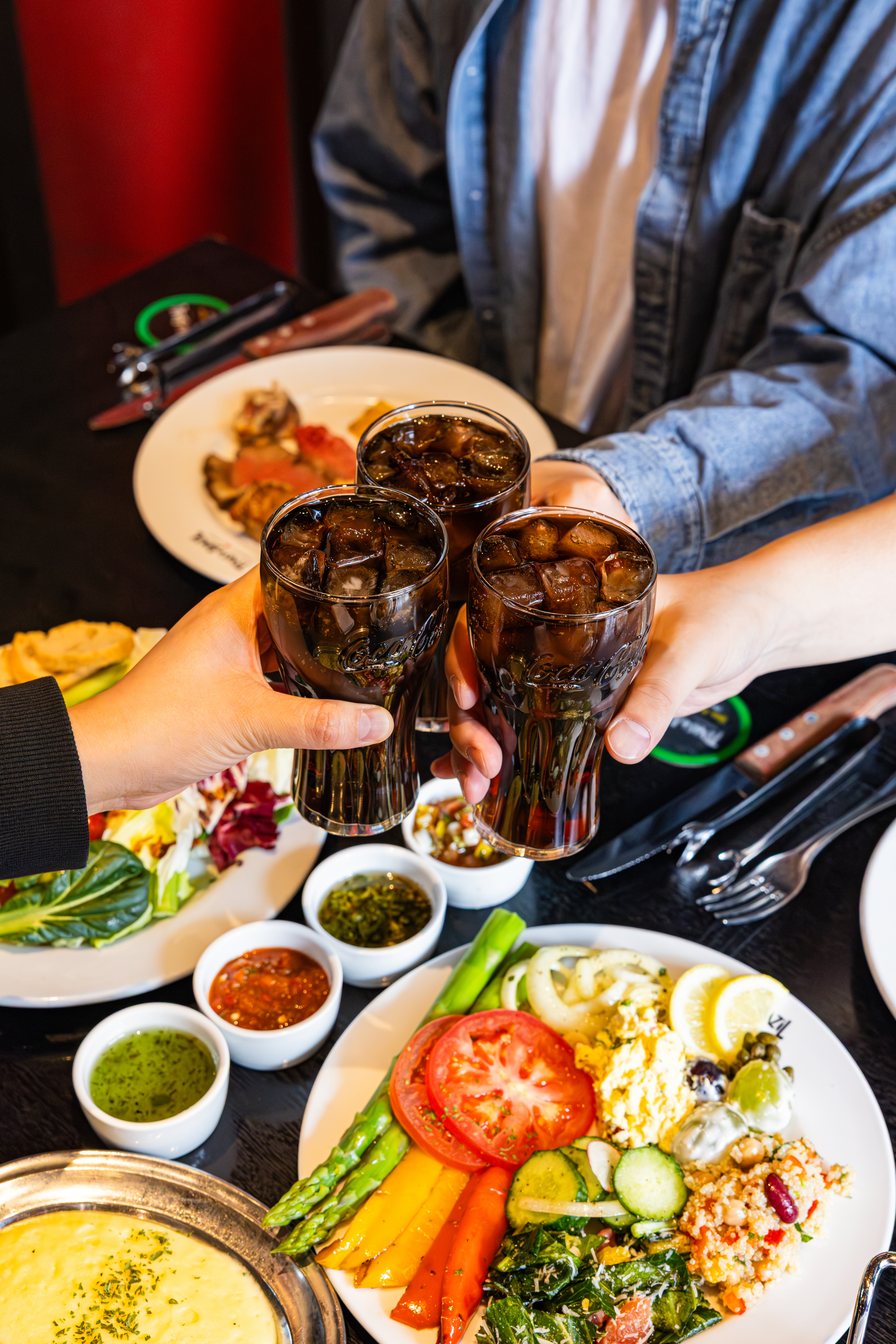 레드리본 맛집 '텍사스데브라질'의 대표메뉴, 9종의 브라질식 슈하스코와 샐러드바 음식을 코카-콜라 제로와 함께 즐기고 있다.