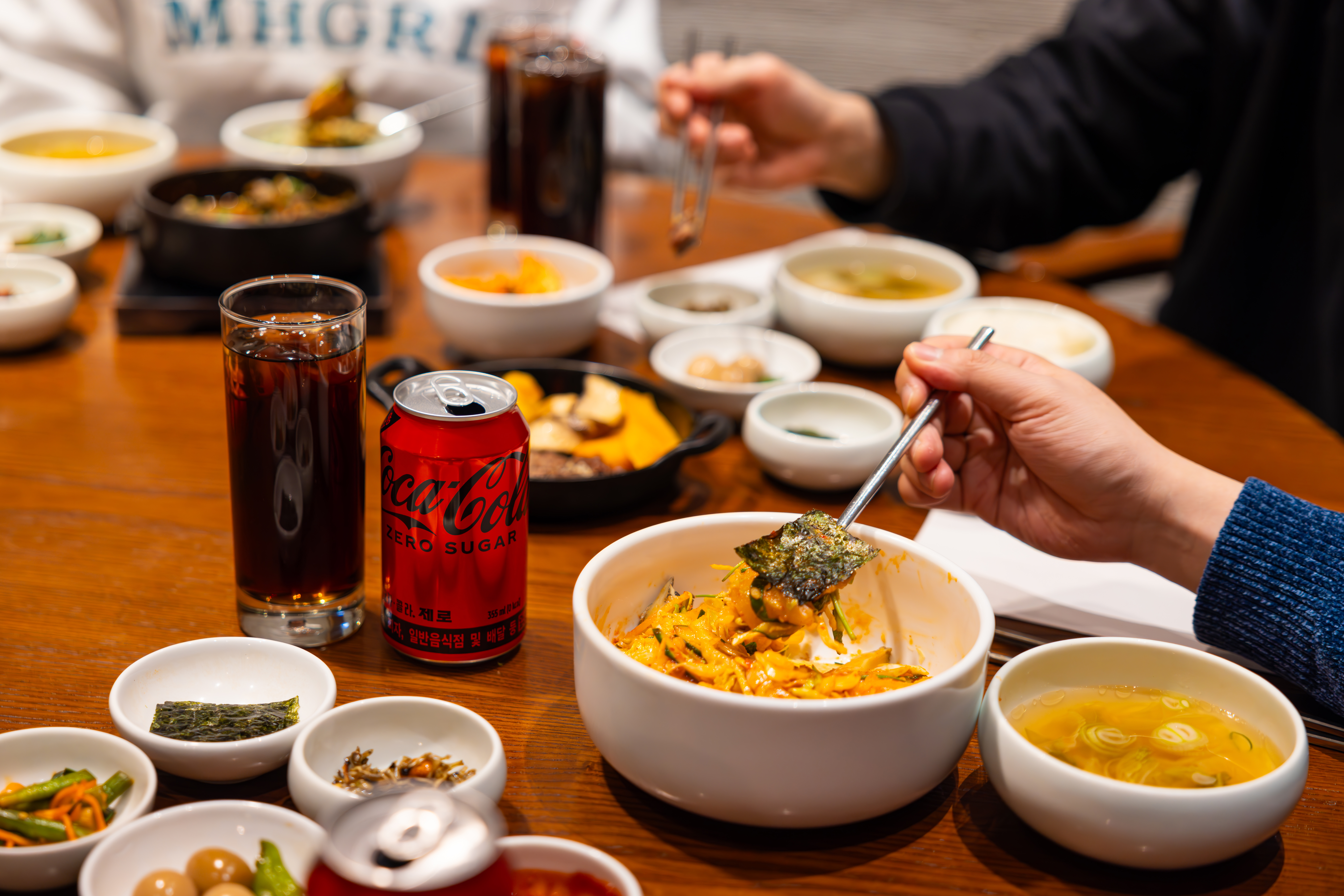 여의도 레드리본 맛집, 마마리다이닝의 대표메뉴인 제철 회덮밥 반상, 제철 나물밥과 통영 삼치조림 반상, 소갈비 숯불 스테이크 반상. 그리고 코카-콜라 제로를 함께 즐기는 사진