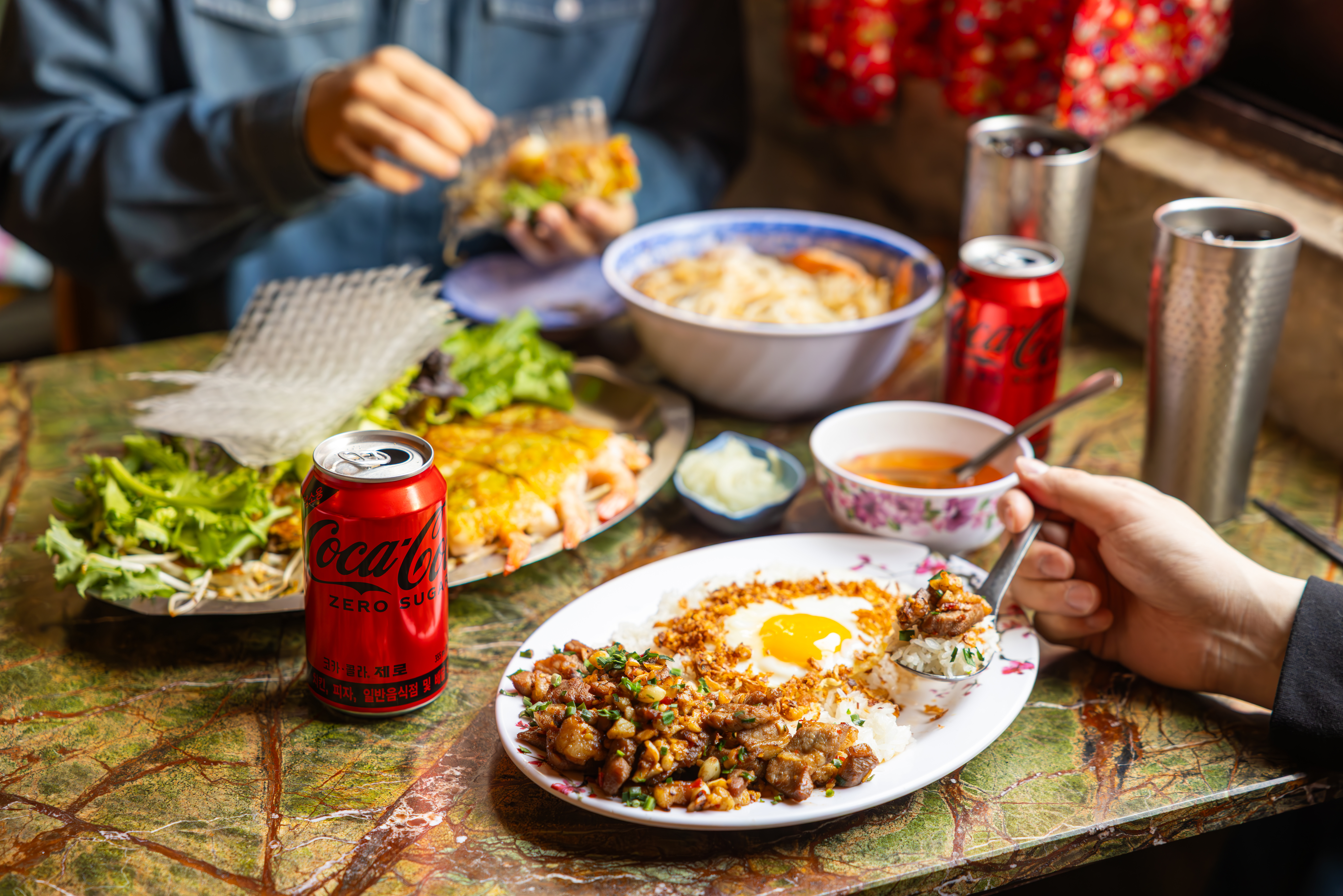 을지로 레드리본 맛집, 을지깐깐의 대표 메뉴, 게살국수, 반쎄오, 고기덮밥을 코카-콜라 제로와 함께 즐기고 있는 사진