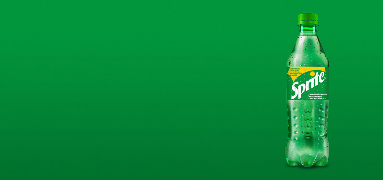 Бутылка напитка Sprite на зеленом фоне