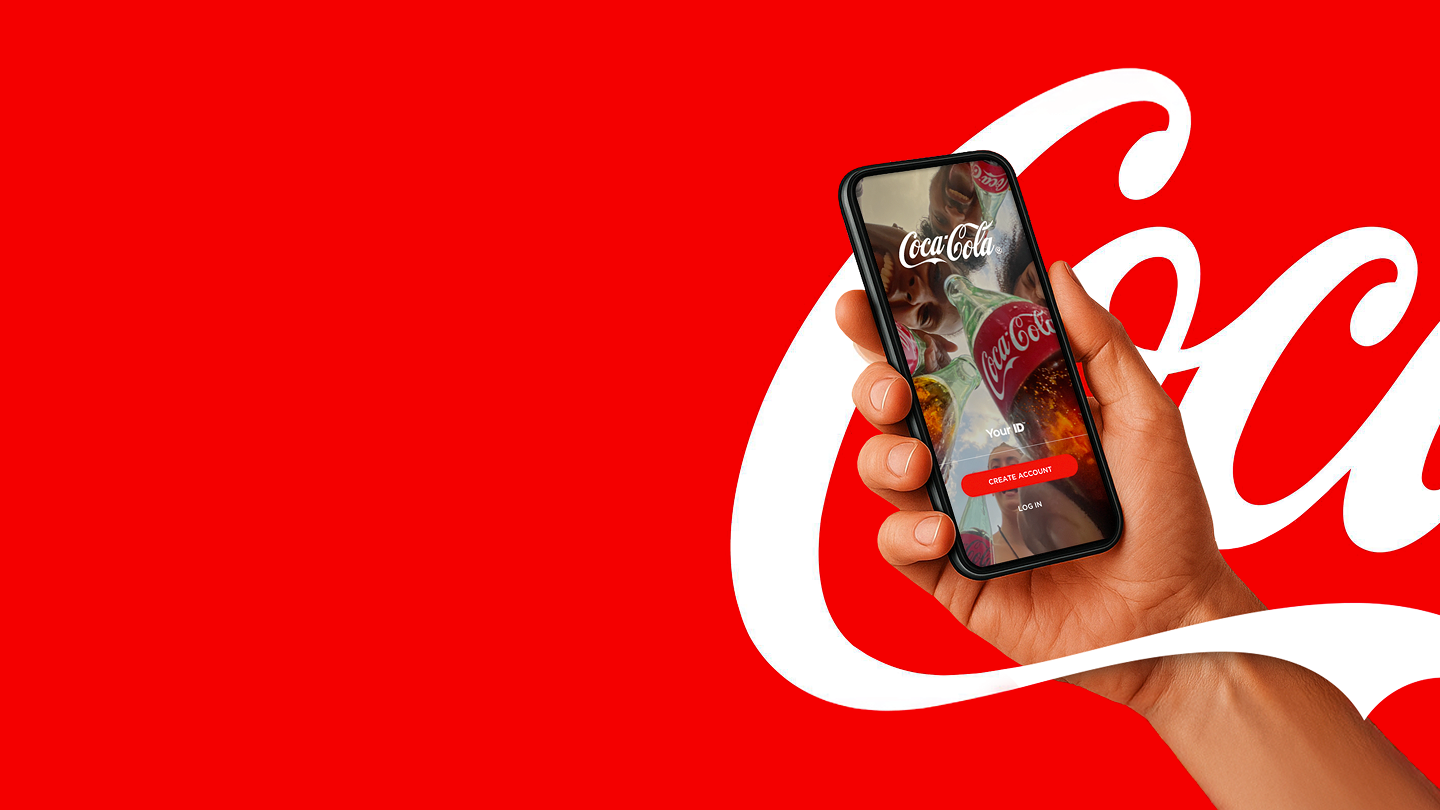 O mână care ține un telefon mobil cu aplicația Coca-Cola