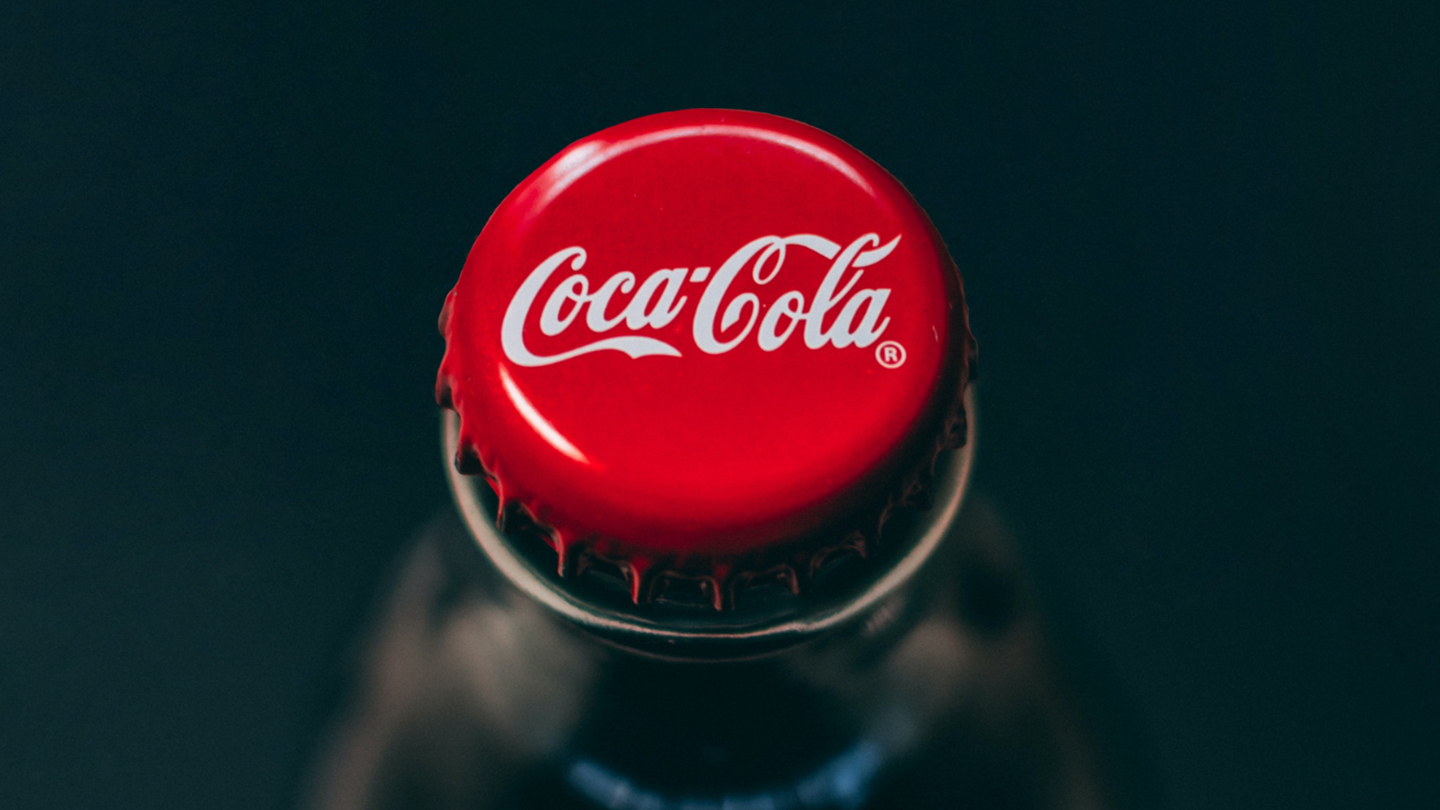 Sticlă de Coca-Cola Original cu capac roșu, văzut de sus.