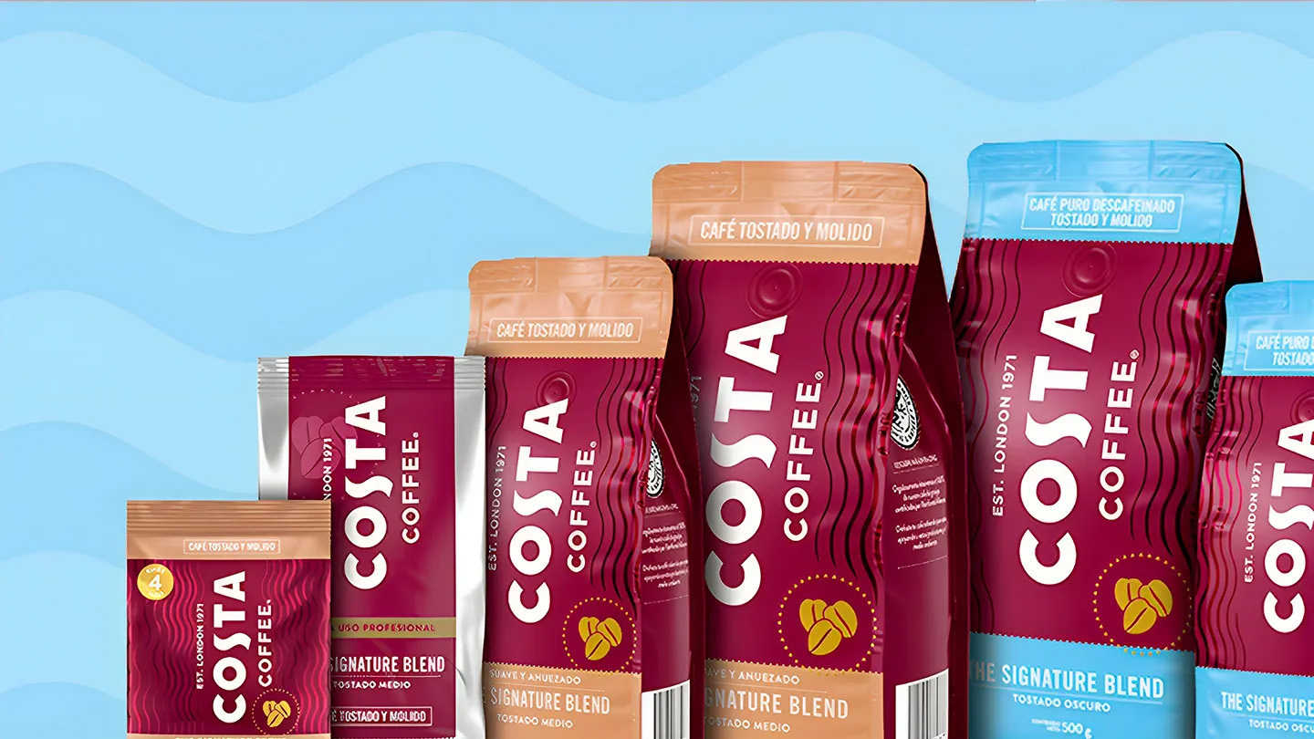 Packs de Costa Coffee molidos en un fondo celeste con lineas onduladas mas claras.