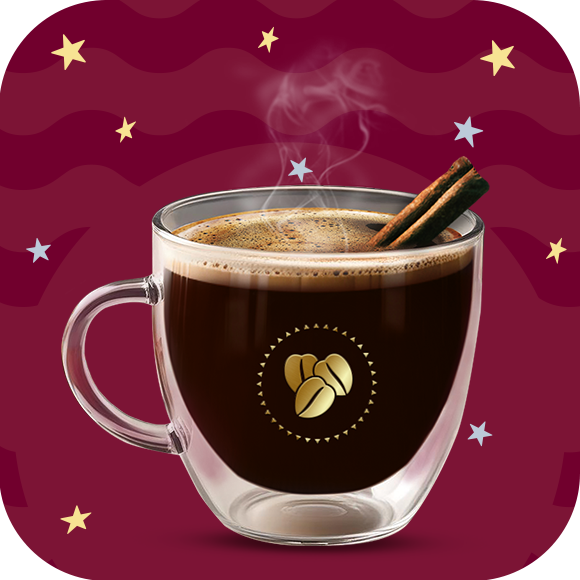 Una taza de cristal con café de olla caliente y dos varitas de canela sobre un fondo en tonos guinda.