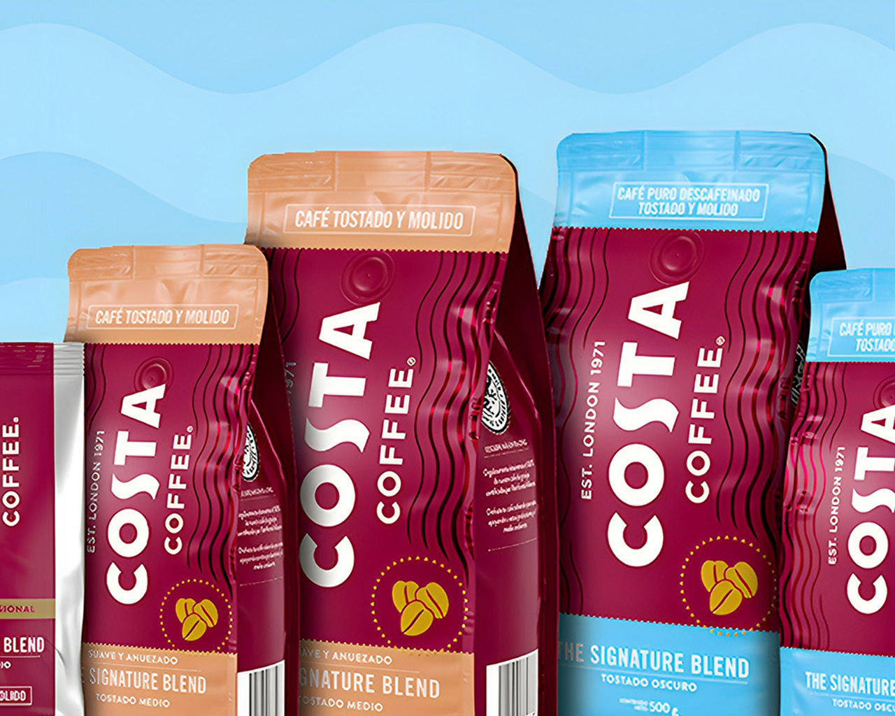 Packs de Costa Coffee molidos en un fondo celeste con lineas onduladas mas claras.