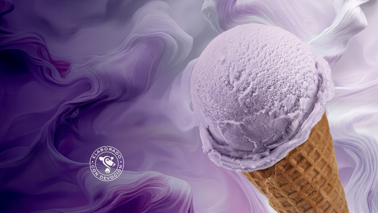 Bola de helado Santa Clara lila en cono con fondo morado.