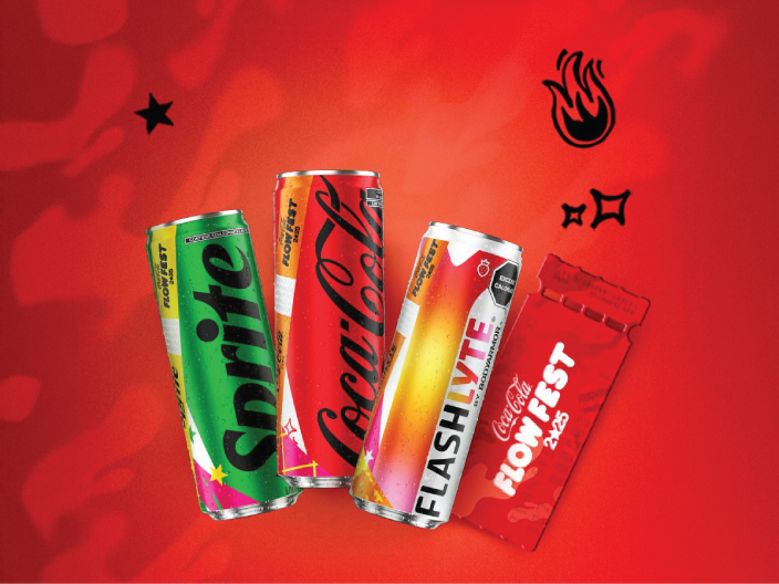 Se muestran tres latas de bebidas refrescantes: una lata verde de Sprite, una lata roja de Coca-Cola y una lata blanca y naranja de Flashlyte by Bodyarmor. Junto a ellas, se observa un boleto rojo con el logo de Coca-Cola Flow Fest. El fondo rojo está adornado con gráficos en negro, incluyendo una llama y estrellas.