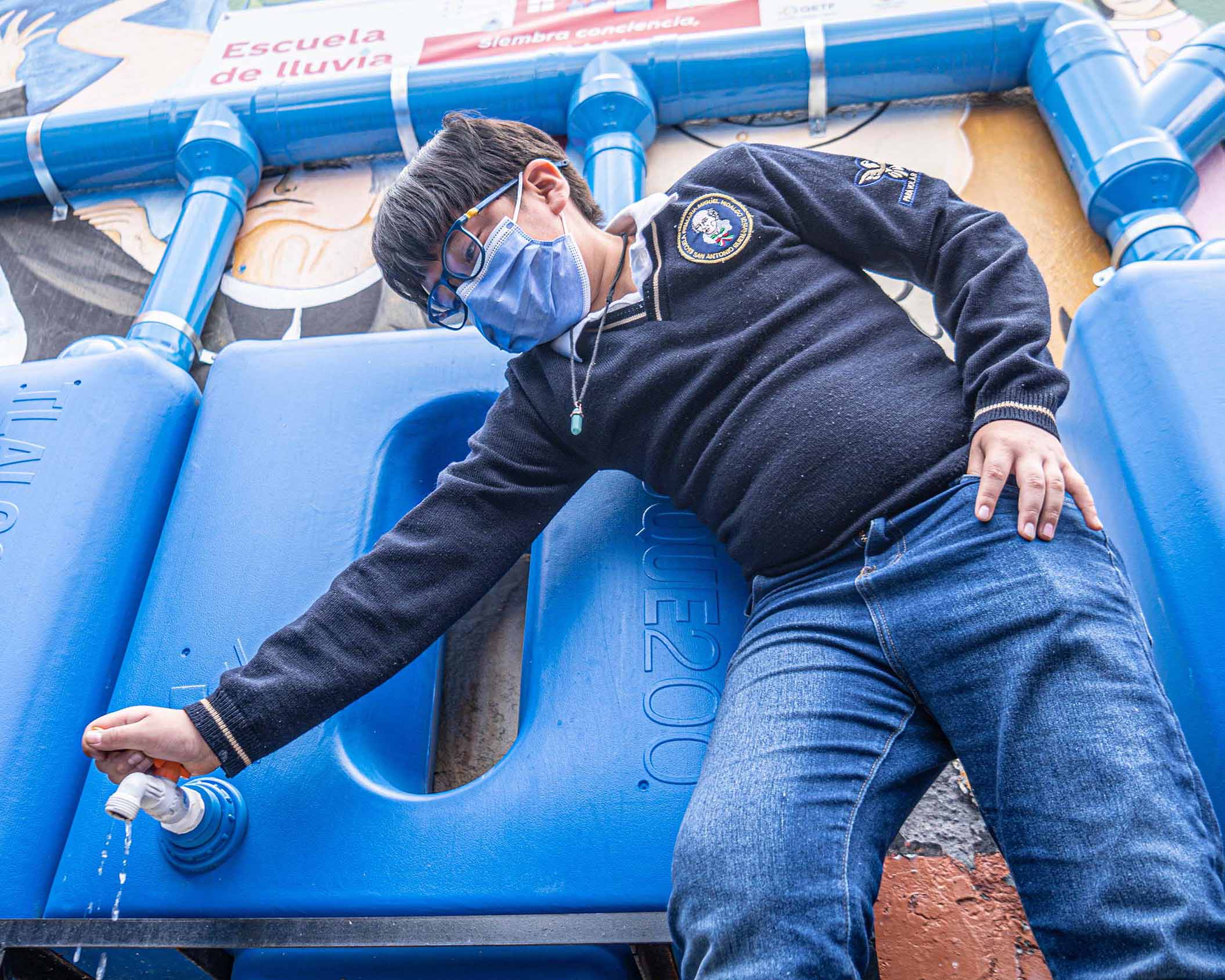 Imagen de un niño cerrando una canilla.