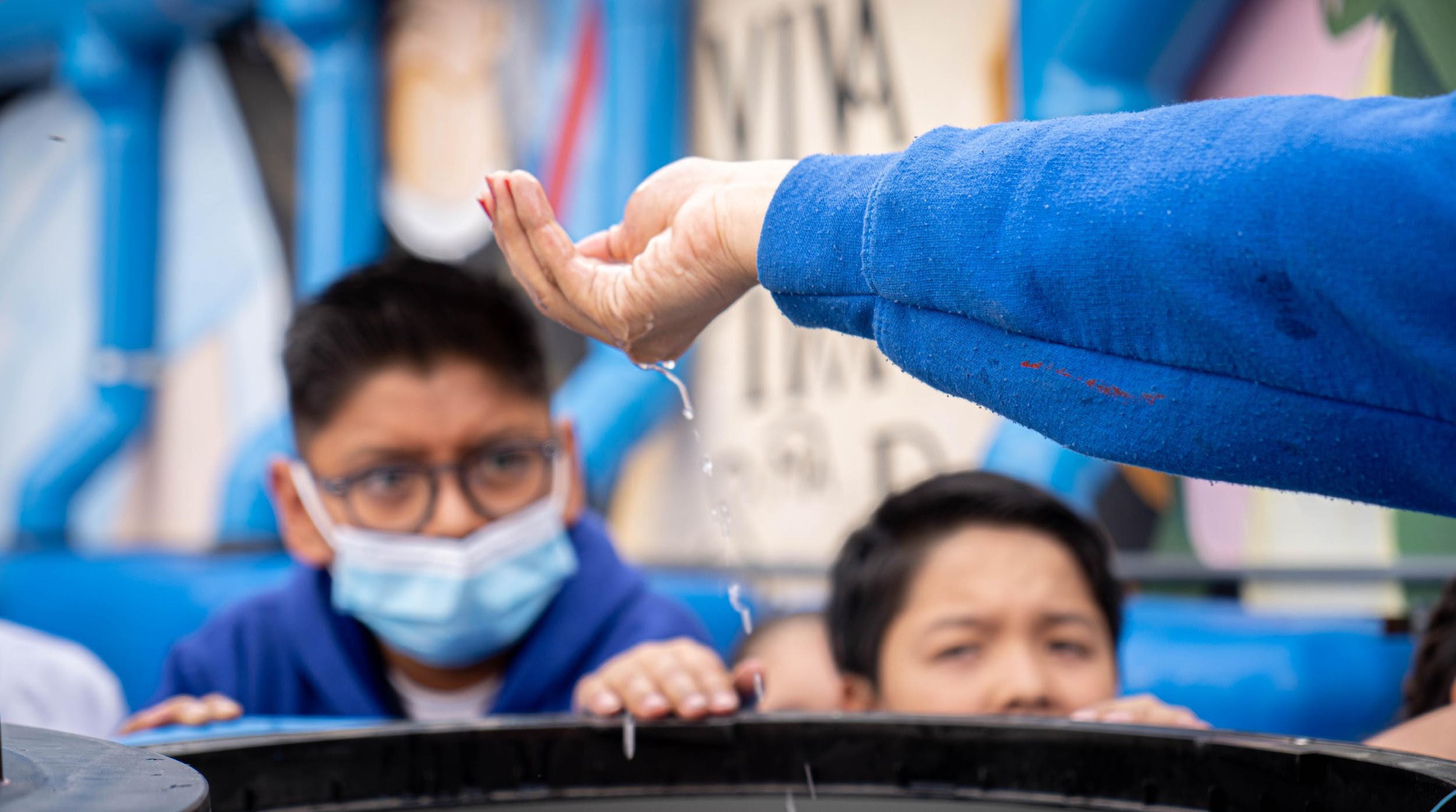 Imagen de una mano de la que cae agua.