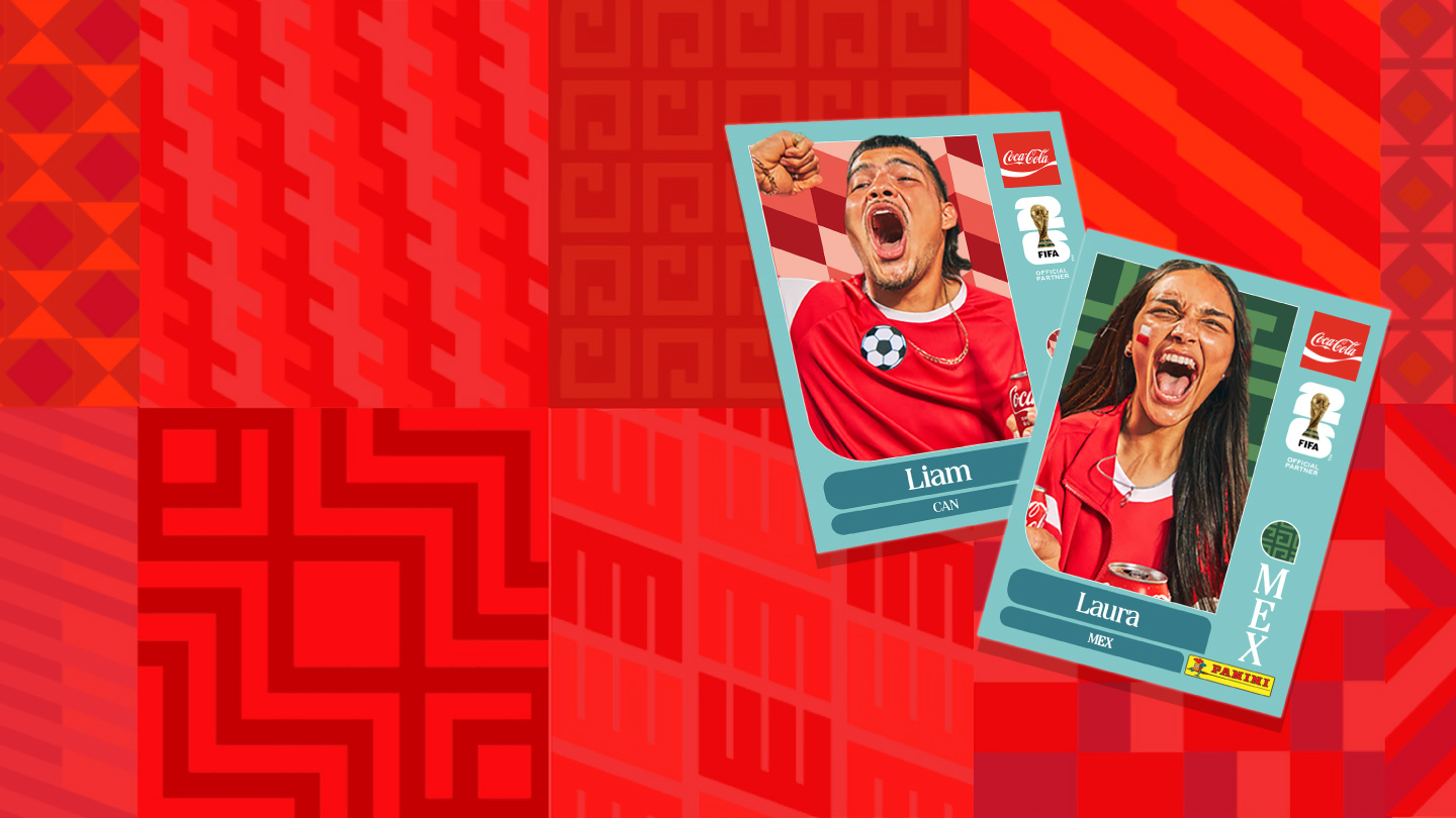 Un anuncio de Coca-Cola sobre un fondo rojo intenso, promocionando la oportunidad de ganar viajes dobles a la Copa Mundial de la FIFA 26™.