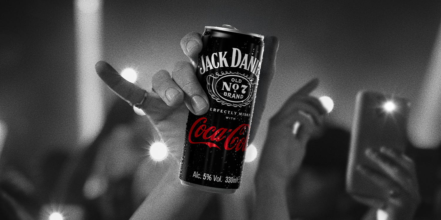 Image d'une canette noire avec le logo de Jack Daniel's et Coca-Cola. Le fond est d'une couleur noire unie.