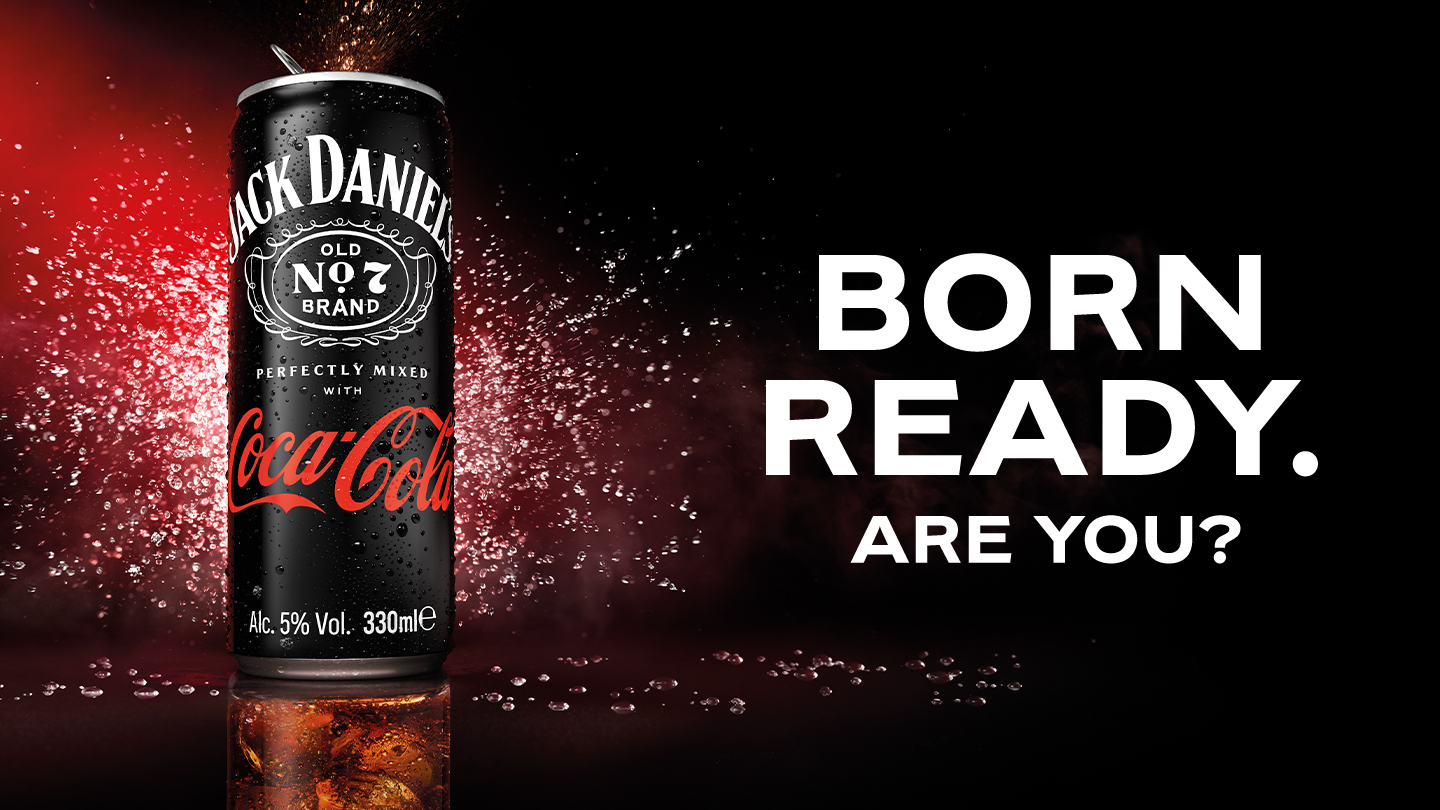 Image d'une canette Jack Daniel’s & Coca‑Cola, présentée sur un fond noir et rouge avec des éclaboussures. À droite, le texte promotionnel : « Born Ready. Are You? ».
