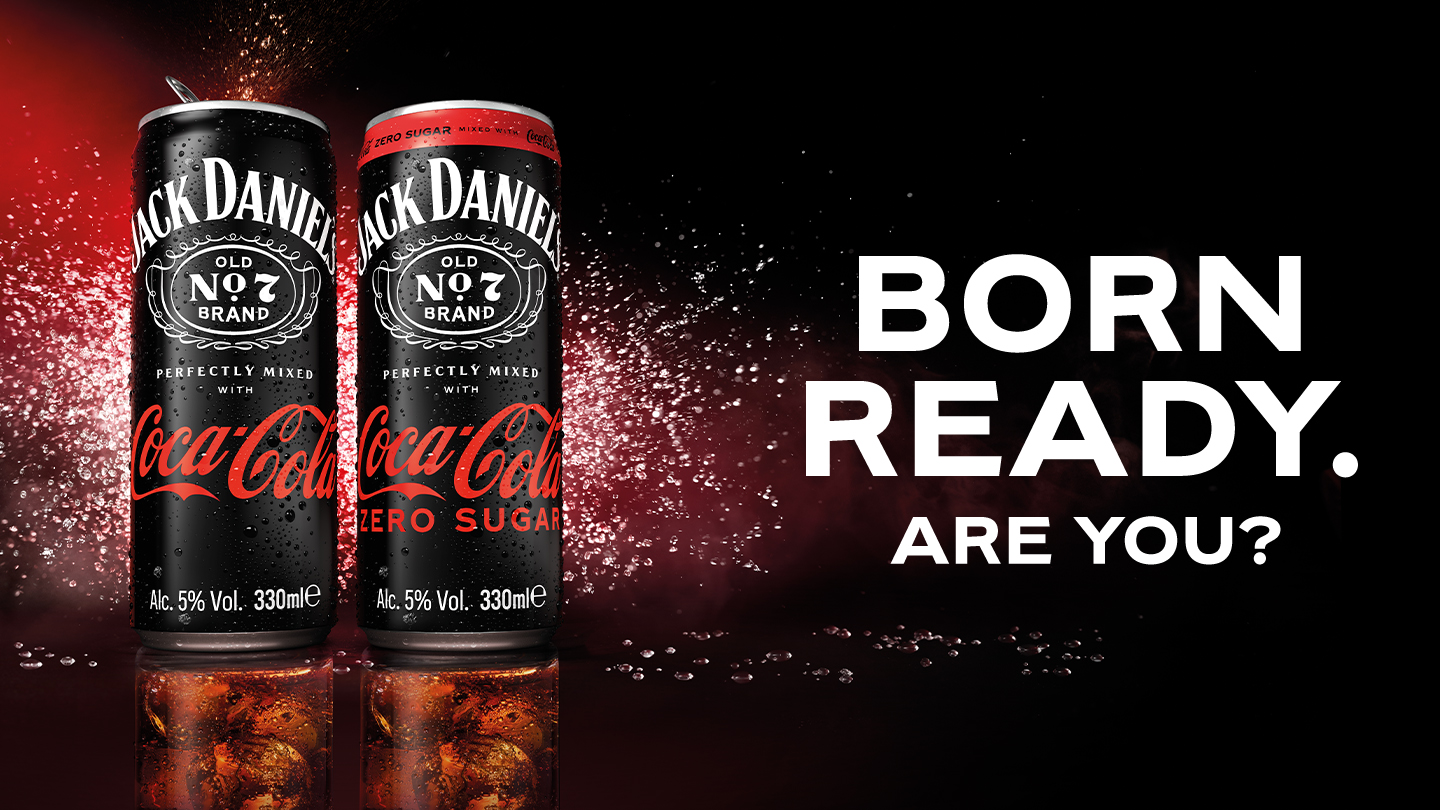 Deux canettes Jack Daniel’s & Coca‑Cola, dont une version Zero Sugar, présentées sur un fond noir et rouge avec des éclaboussures. À droite, le texte promotionnel : « Born Ready. Are You? ».