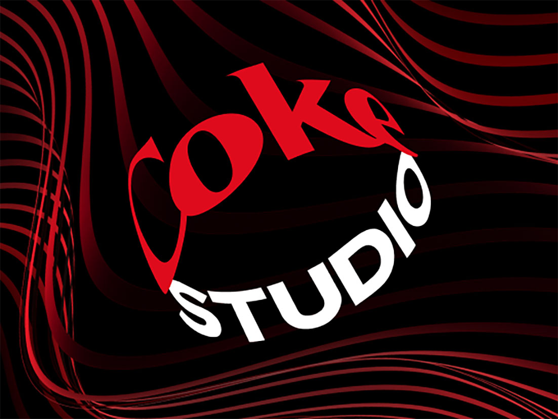Logotipo de Coke Studio con efecto de distorsión sobre un fondo negro con líneas curvas rojas, creando una sensación de movimiento y dinamismo.
