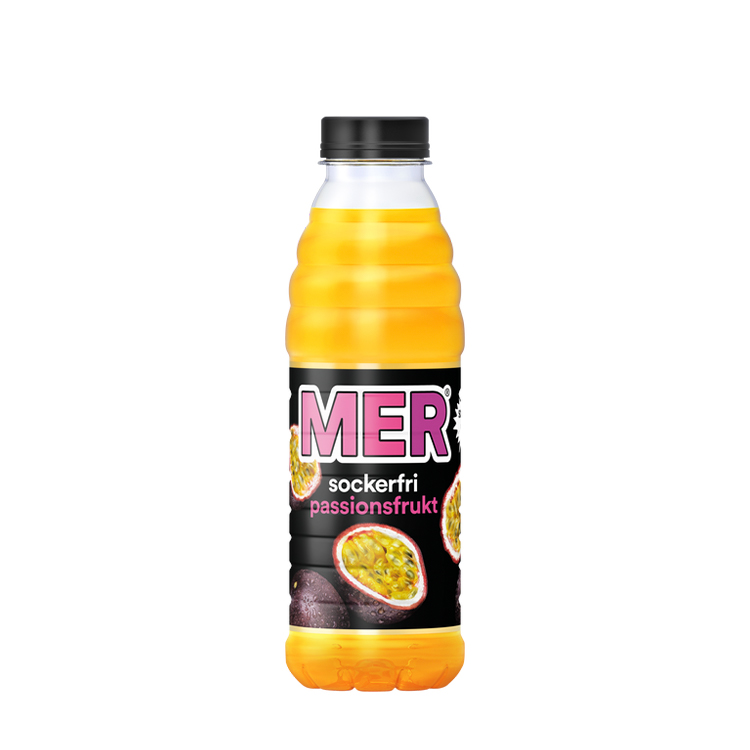 En flaska med fruktdrycken MER sockerfri Passionsfrukt